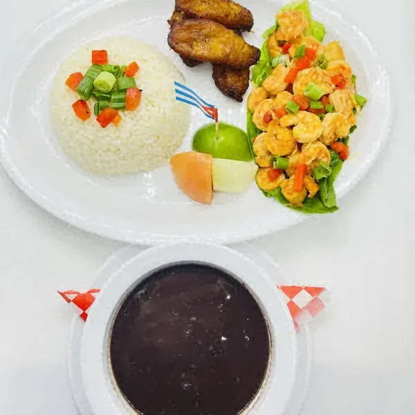 Camarones con arroz blanco, tostones y frijoles negros